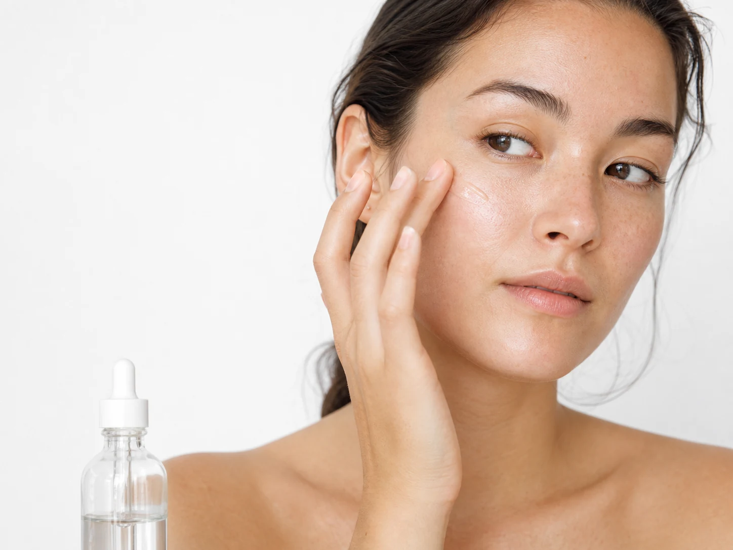 Niacinamide and hyaluronic acid products side by side
